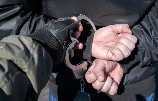 В Соликамске оперативники  задержали 34 летнего мужчину, открыто  похитившего 2 бутылки спиртного